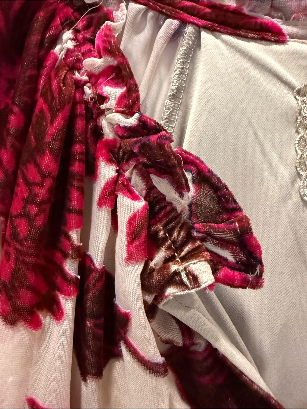 Bloomingdale’s Cupio Red Floral Burnout Ruffle Blouse on Cream size Large - Picture 14 of 16